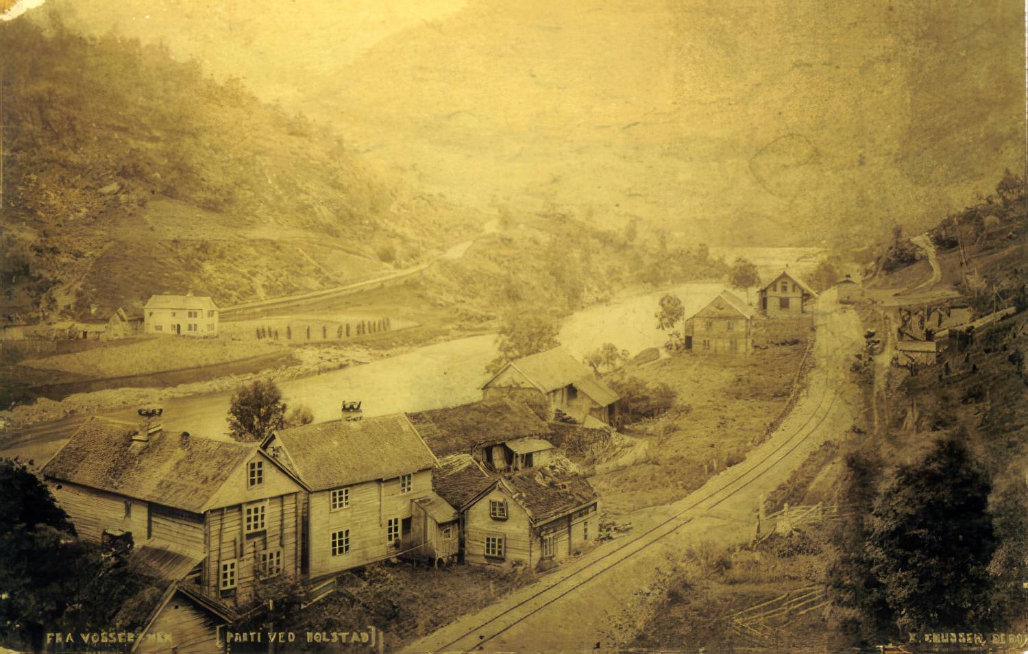 Bilete relatert til Voss ættesogelag:  Døme på "Vossa-postkort". Over: Vossevangen (Hulda...